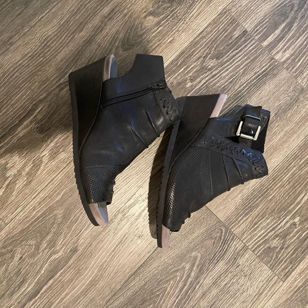 Earth brand black wedges